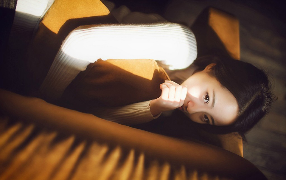 “军师，若事不可违的话，不如……”诸葛亮身边，年轻的马谡看向诸葛亮，犹豫了一下，开口劝道。